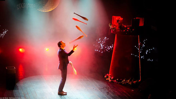 juggler Florian Brooks at the International Burlesque Circus - the Once Upon A Time edition