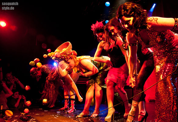 The International Burlesque Circus the 2nd edition 3 September 2011 - Tiki - curtain call