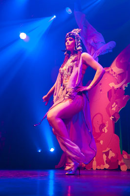 burlesqueshow by Xarah von den Vielenregen at the Oriental edition of the International Burlesque Circus