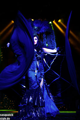 La Viola Vixen at The International Burlesque Circus - The Glamour edition