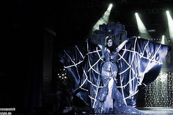 Miss Viola Vixen at The International Burlesque Circus - The Glamour edition