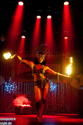 burlesque fire showgirl Xarah von den Vielenrgen at The International Burlesque Circus - The Glamour edition