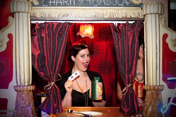 the charity tombola for the cancer research of the NKI hospital at The International Burlesque Circus - The Glamour edition