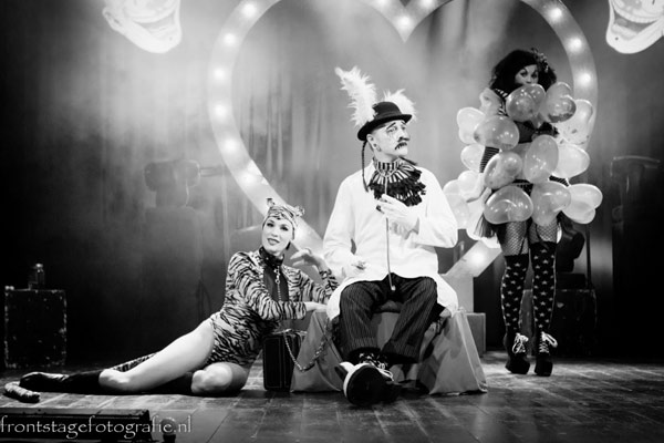 Die Donnerwetters oldschool fakir siedshow clowns Frau Donnerwetter and Herr Dokter with stagetiger Mama Tigra