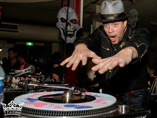 rocking tunes with DJ Dab at the  Dead Wild West Halloween edition of the International Burlesque Circus - Hollands most spectacular burlesque event!