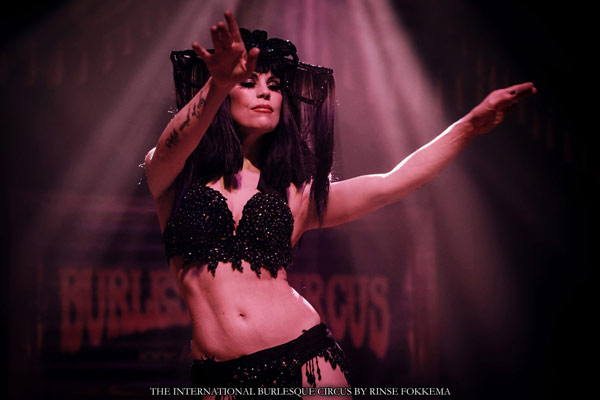 Boudoir Noir presents the International Burlesque Circus - the Birds of Paradise edition 2022 - dark magical burlesqueshow Temptation by burlesquedancer Xarah von den Vielenregen
